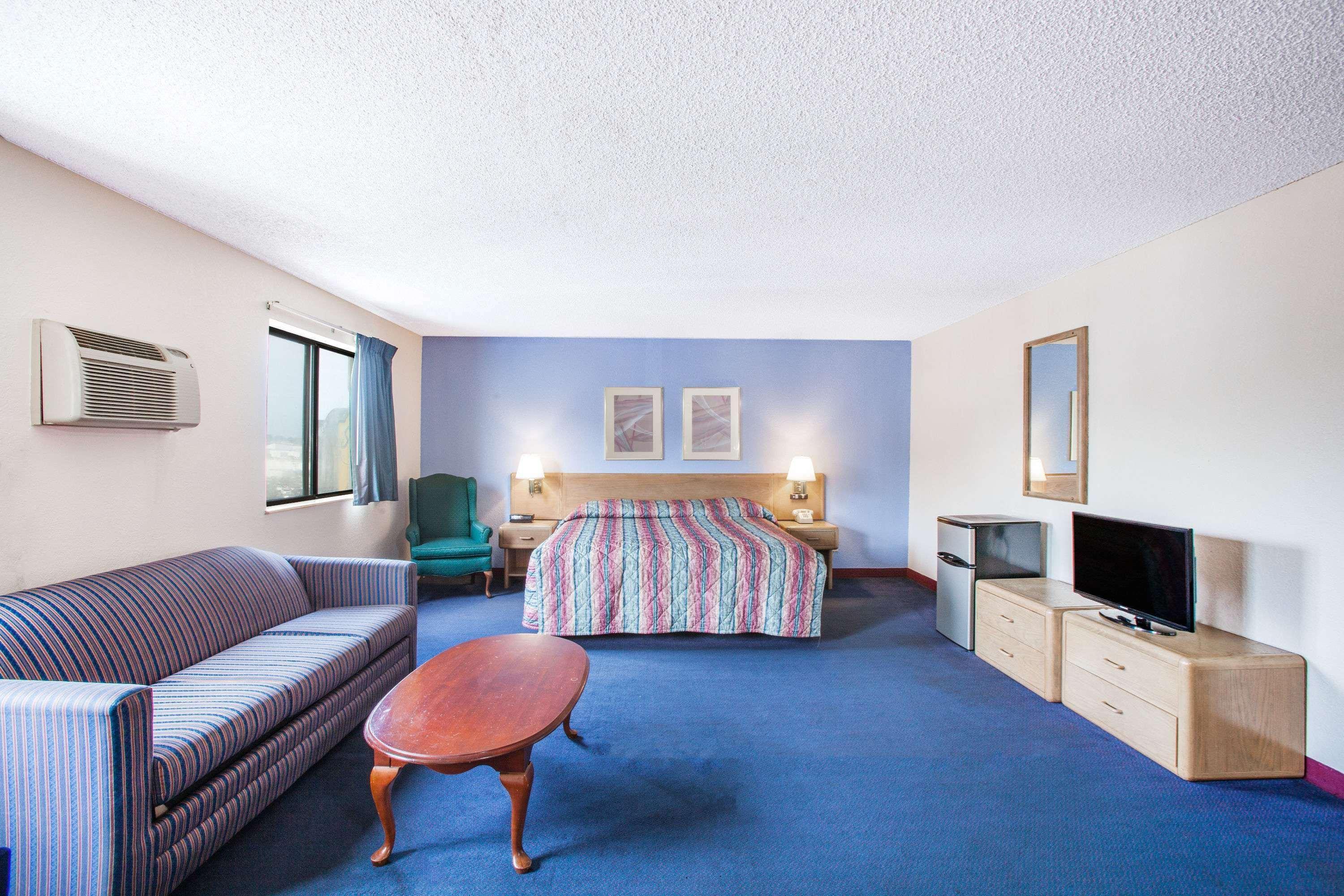 Super 8 By Wyndham Hot Springs Hotel Bagian luar foto