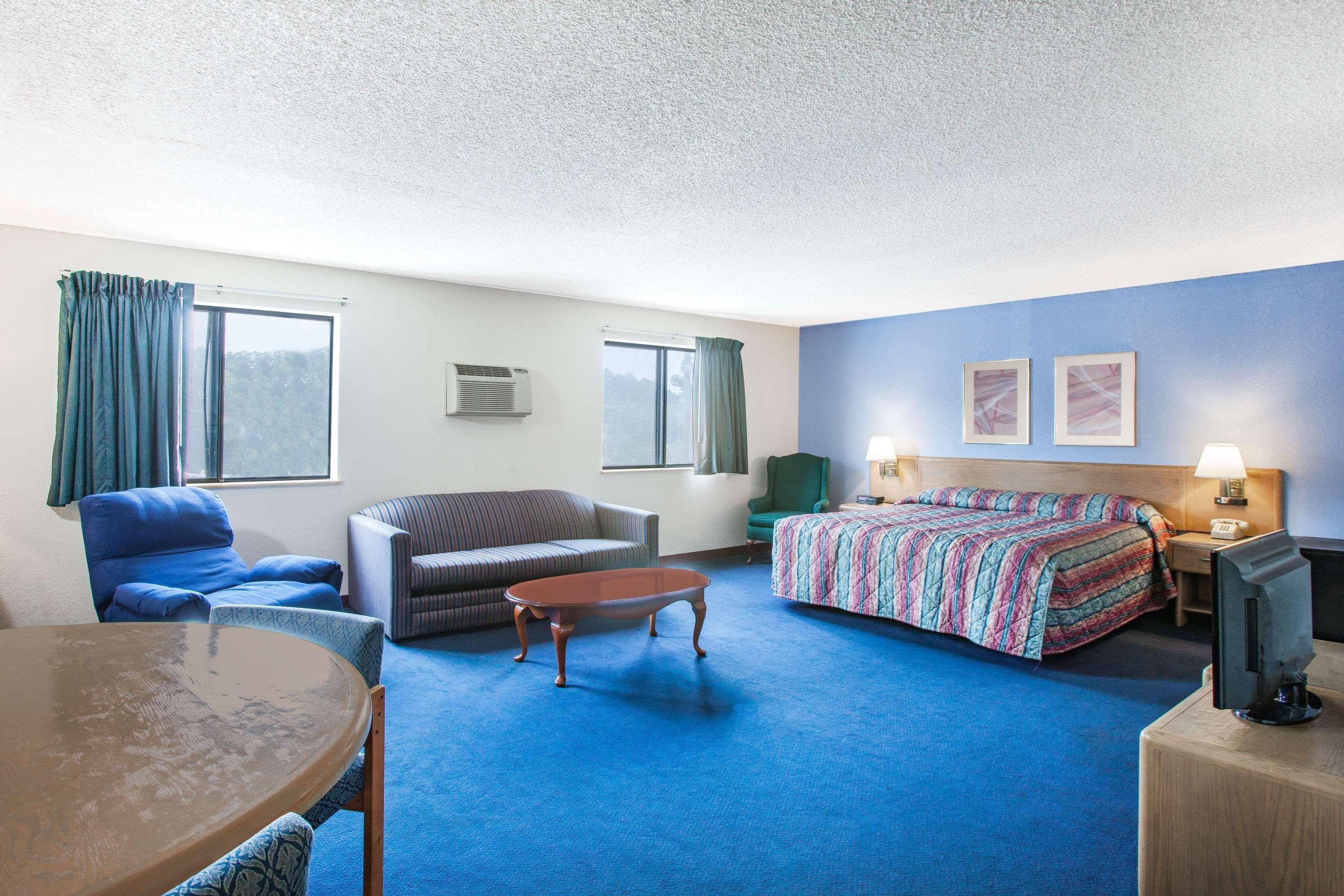 Super 8 By Wyndham Hot Springs Hotel Bagian luar foto