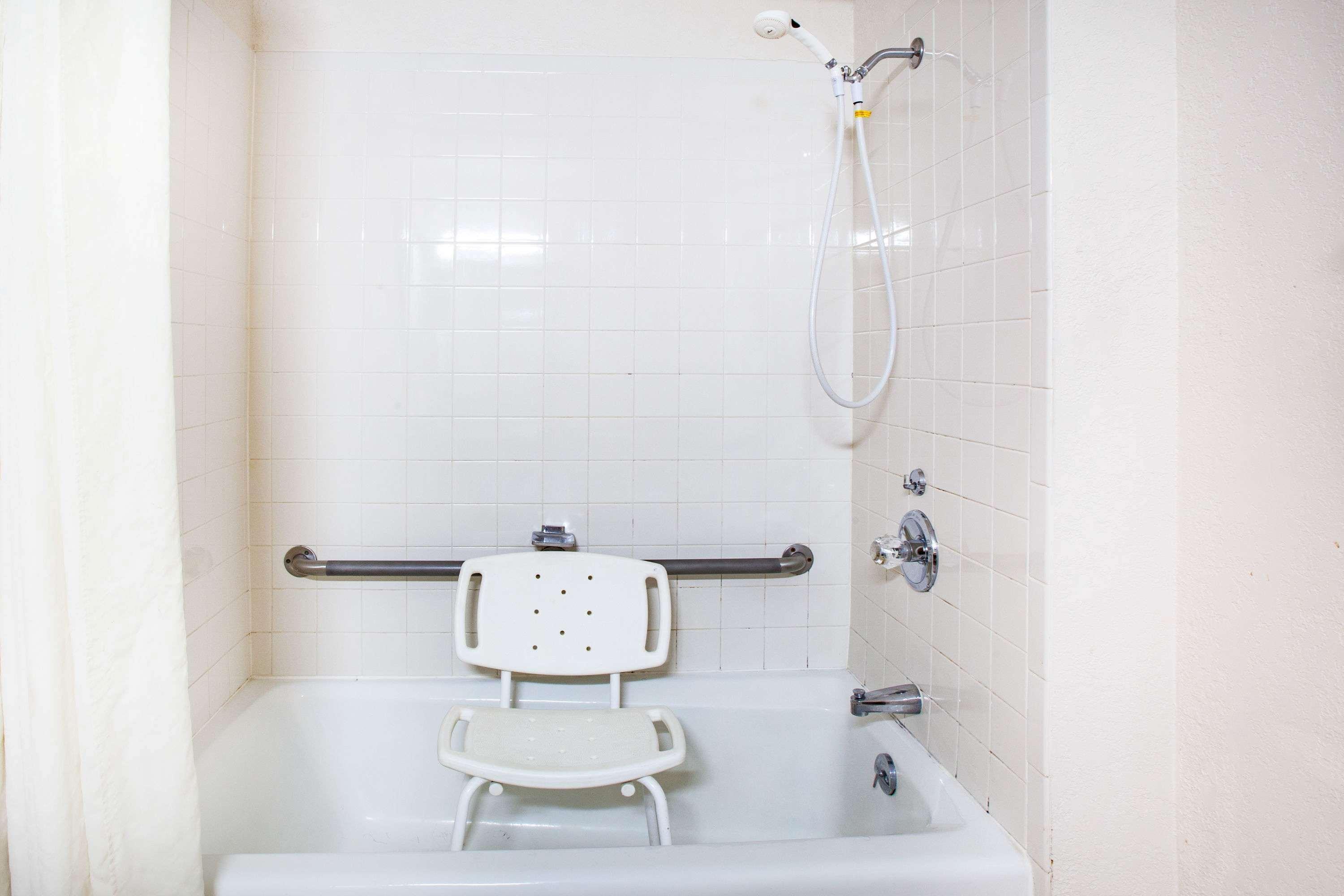Super 8 By Wyndham Hot Springs Hotel Bagian luar foto