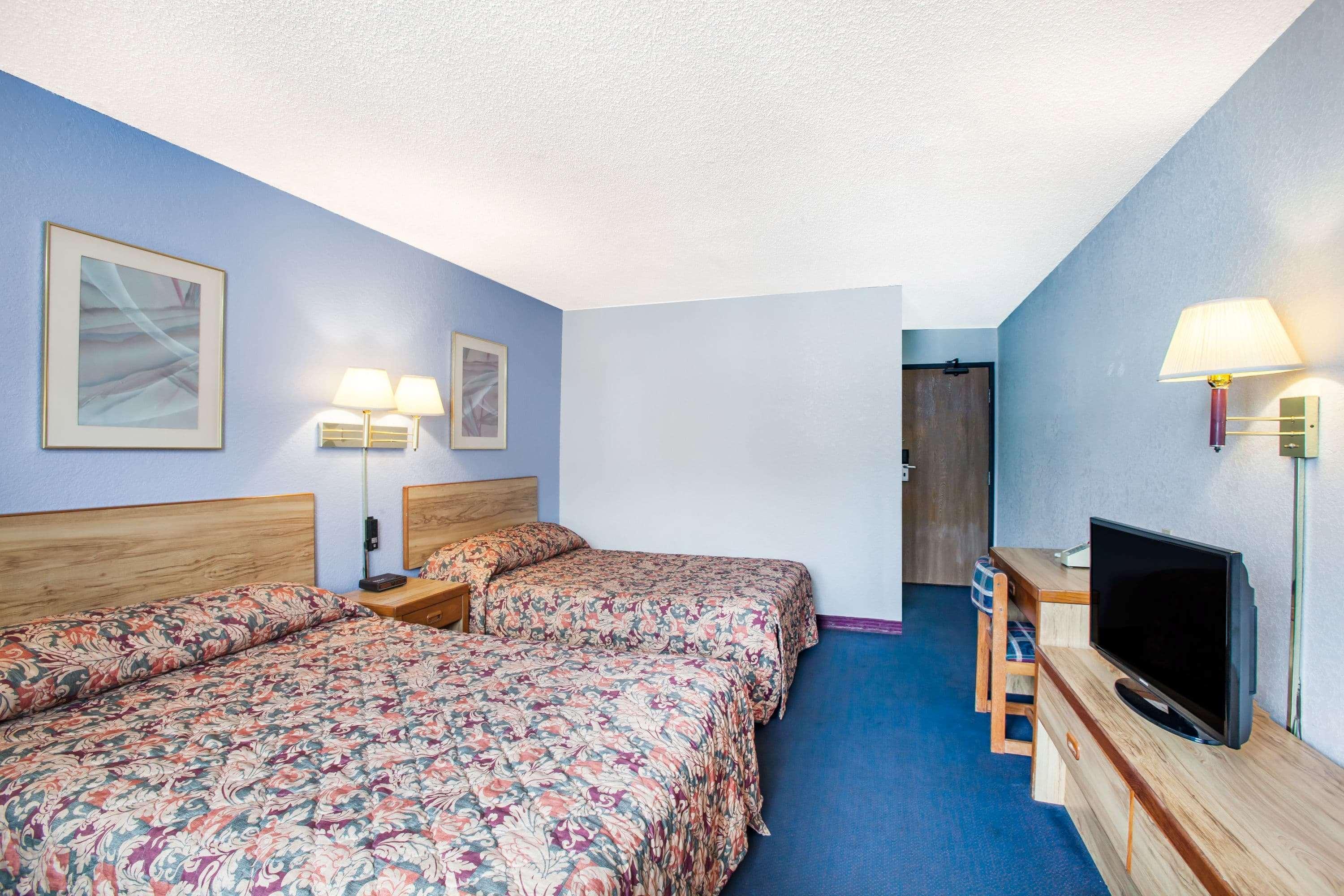 Super 8 By Wyndham Hot Springs Hotel Bagian luar foto