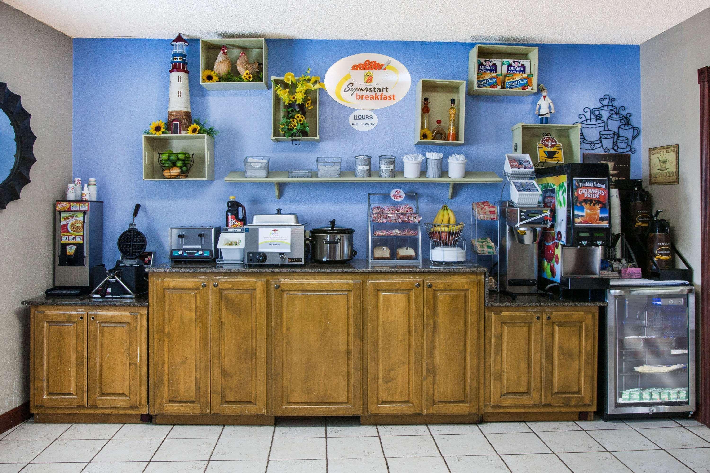 Super 8 By Wyndham Hot Springs Hotel Bagian luar foto