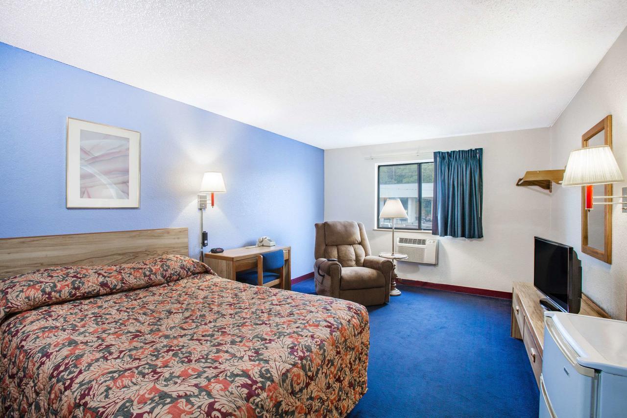 Super 8 By Wyndham Hot Springs Hotel Bagian luar foto
